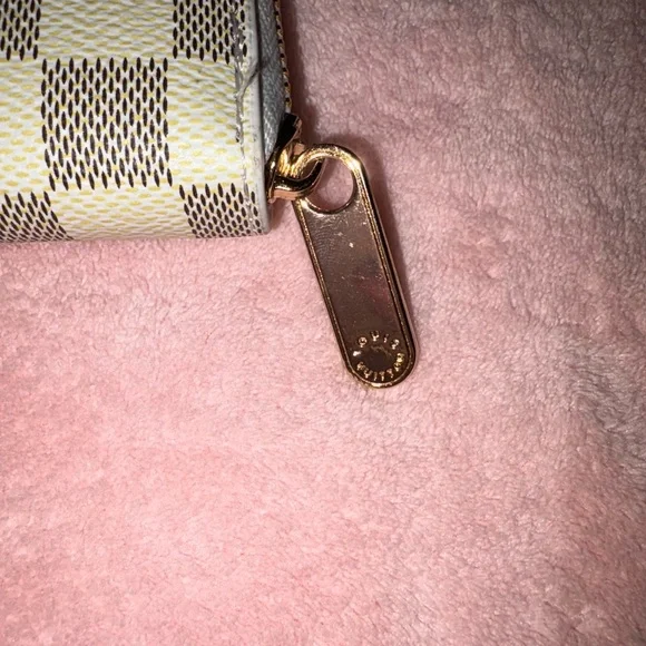 Cream and Gray Checkered Wallet - Picture 3 of 7